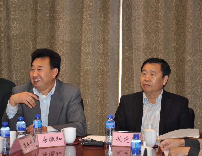 《中国房车行业标准起草和房车安全技术专题会议》在山东烟台召开 中国汽车工业协会旅居车(房车)委员会秘书长 房德和、烟台爱科机械设备有限公司总裁 孔宪明博士