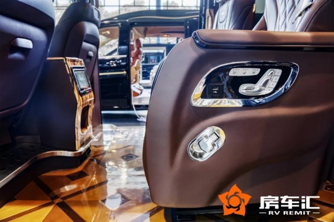 实拍奔驰商务车V260L新款七座，明星保姆/企业接待首选！15.jpg