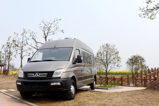新星房车通途系列B600L-加长轴 41.8万元 1-车身前侧