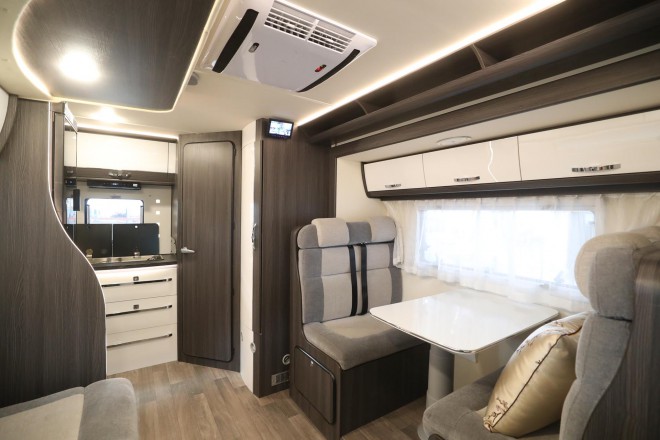 精致欧式风格、高端商务元素，“铂驰旅行家”单拓展房车 WLH_7233