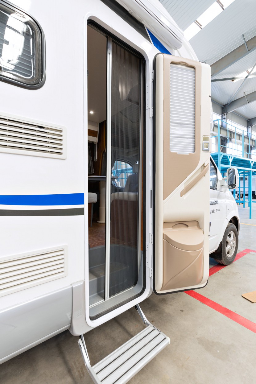 亚特房车 欧洲进口上装 YATE-Plasy 611大通手动挡C型小额头房车 57.8万元 进口车门