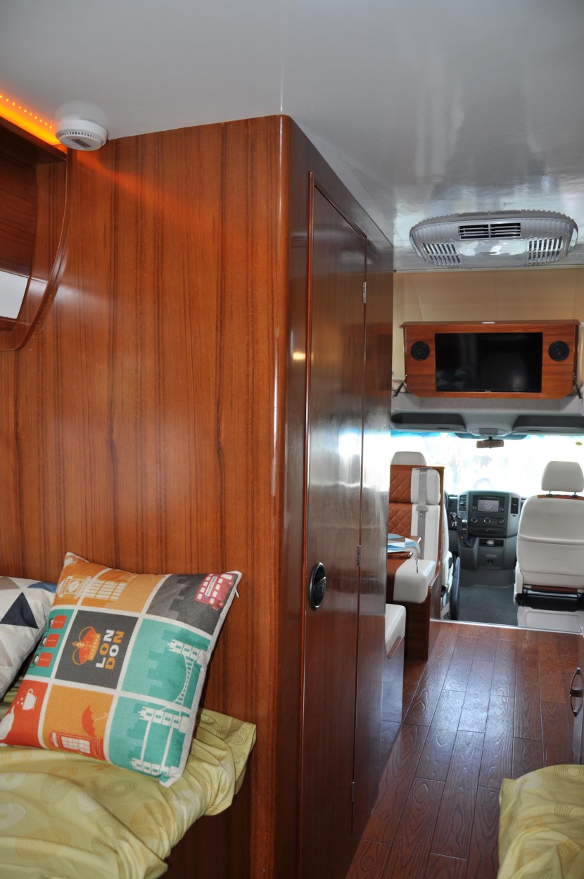 直降50万!独家团购108万即可抢购158万春田奔驰斯宾特524顶配房车 DSC_0265