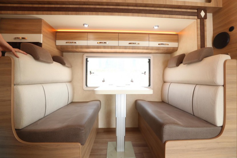 大空间高性价比，华居依维柯自动挡双拓展C型房车9772cf3ff8ae41afb04a68e5f6350000