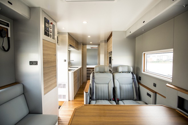 德野奔驰6X6越野房车征途者B诺马迪森房车戈壁荒漠无限征途这是描述信息