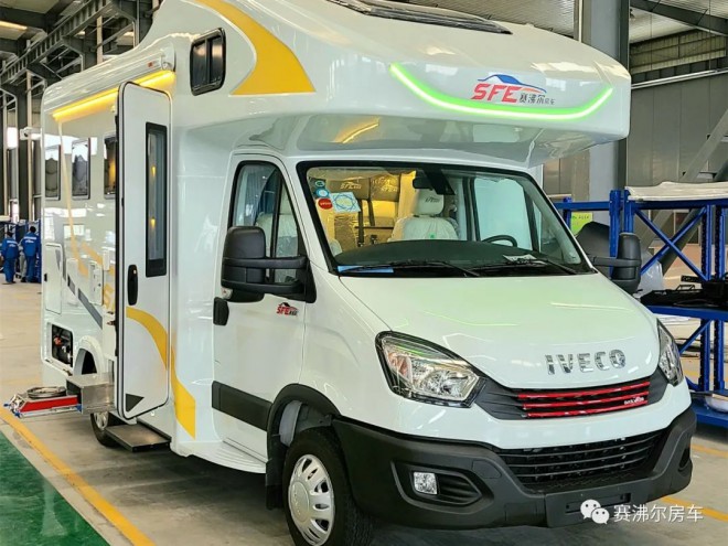 56.8万:赛沸尔C型大额头双拓展房车