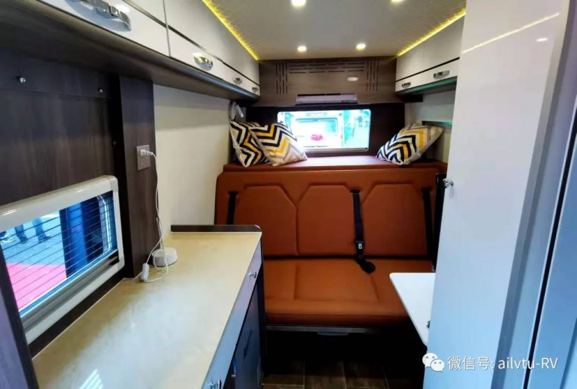 9月2日郑州房车展：爱旅途房车B型，后置厨房设计，让空间感更强！9e6e65006712ecc36501f81d905628fa