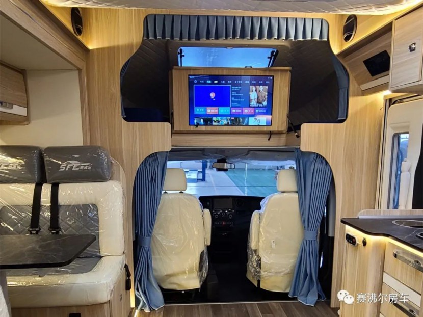 56.8万:赛沸尔C型大额头双拓展房车