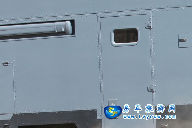 阿莫迪罗·远征者TGS6x6VL1升降顶8,000,000元起