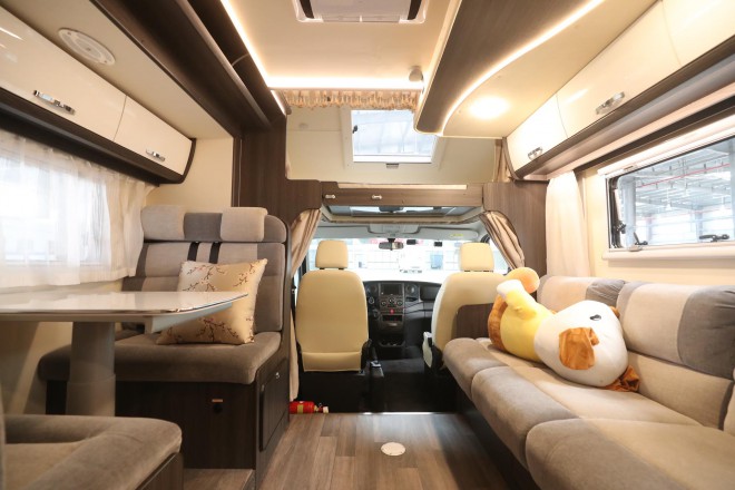 精致欧式风格、高端商务元素，“铂驰旅行家”单拓展房车 WLH_7202