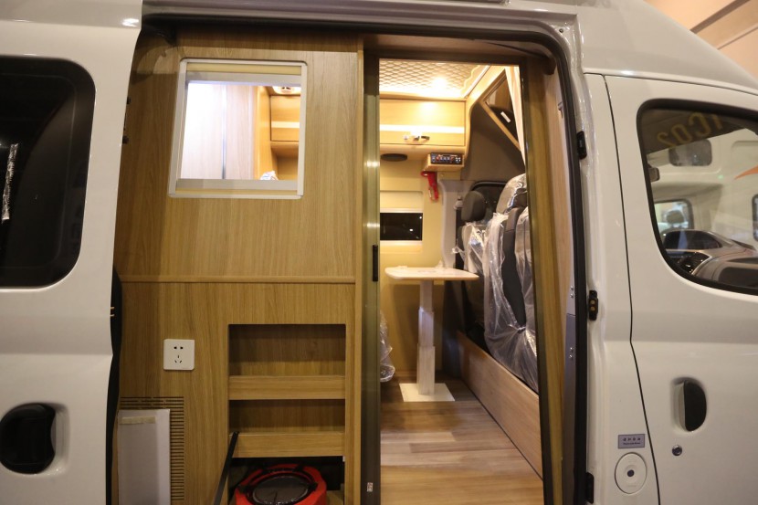 双景房车（国六）大通B型长轴高顶房车 25.8万元 WLH_4870