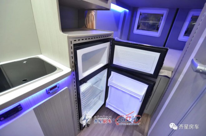 实拍齐星大通V90宽体B型房车商务版图片