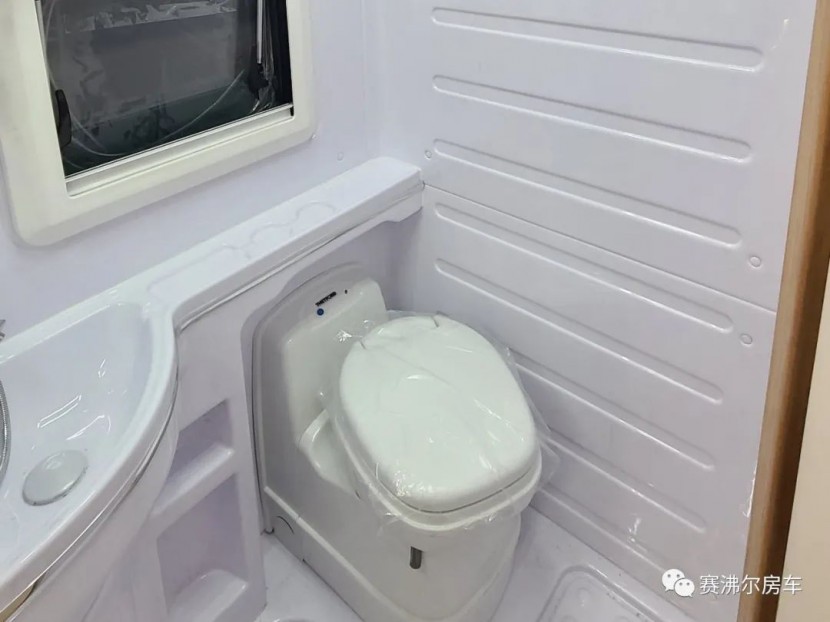 赛沸尔依维柯C型房车无拓纵床版——错过太多，别再错过与赛沸尔一起游览山河！35a46e7e6c2edb16207226981b87514f