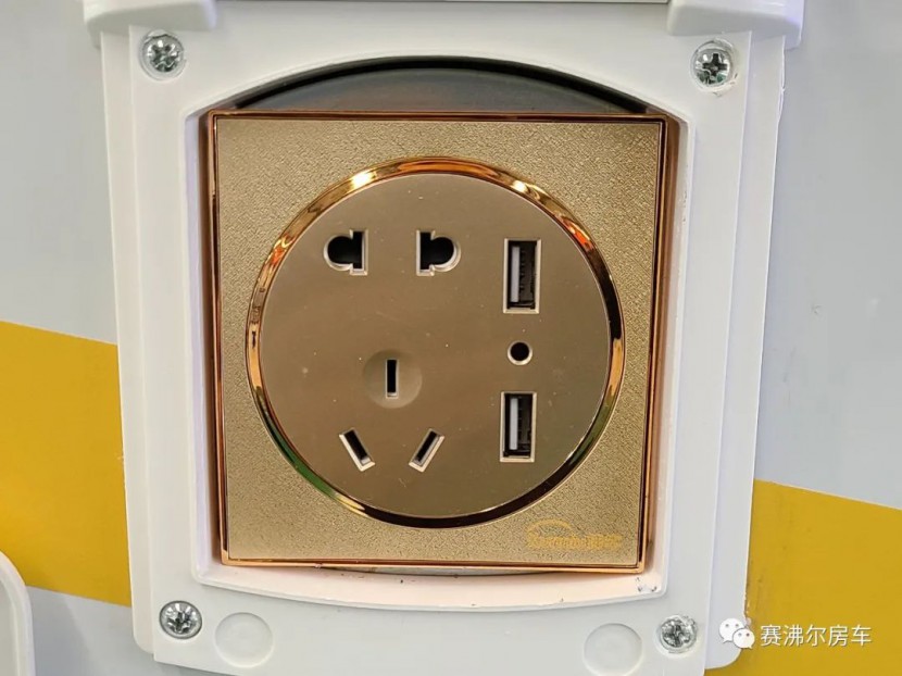 56.8万:赛沸尔C型大额头双拓展房车