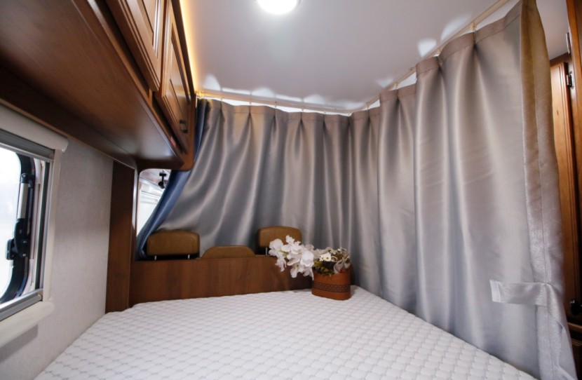 9月2日郑州房车展，巨威福特自动挡小额头房车，星耀华夏，威震中原！8e28bb48f8f651e76ccd7b799c2da981