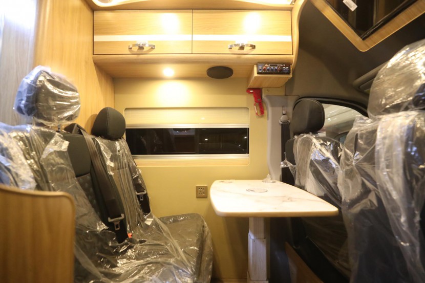 双景房车（国六）大通B型长轴高顶房车 25.8万元 WLH_4886