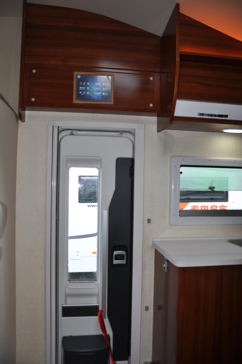 直降50万!独家团购108万即可抢购158万春田奔驰斯宾特524顶配房车 DSC_0236