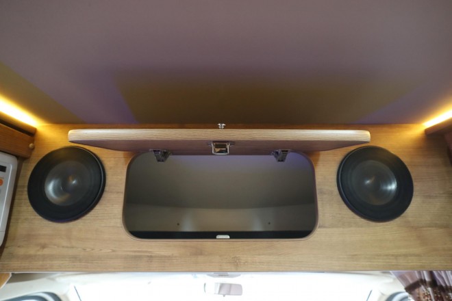 老张定制款——高清实拍2019款顺之旅东风御风白色自动挡B型房车 WLH_5935