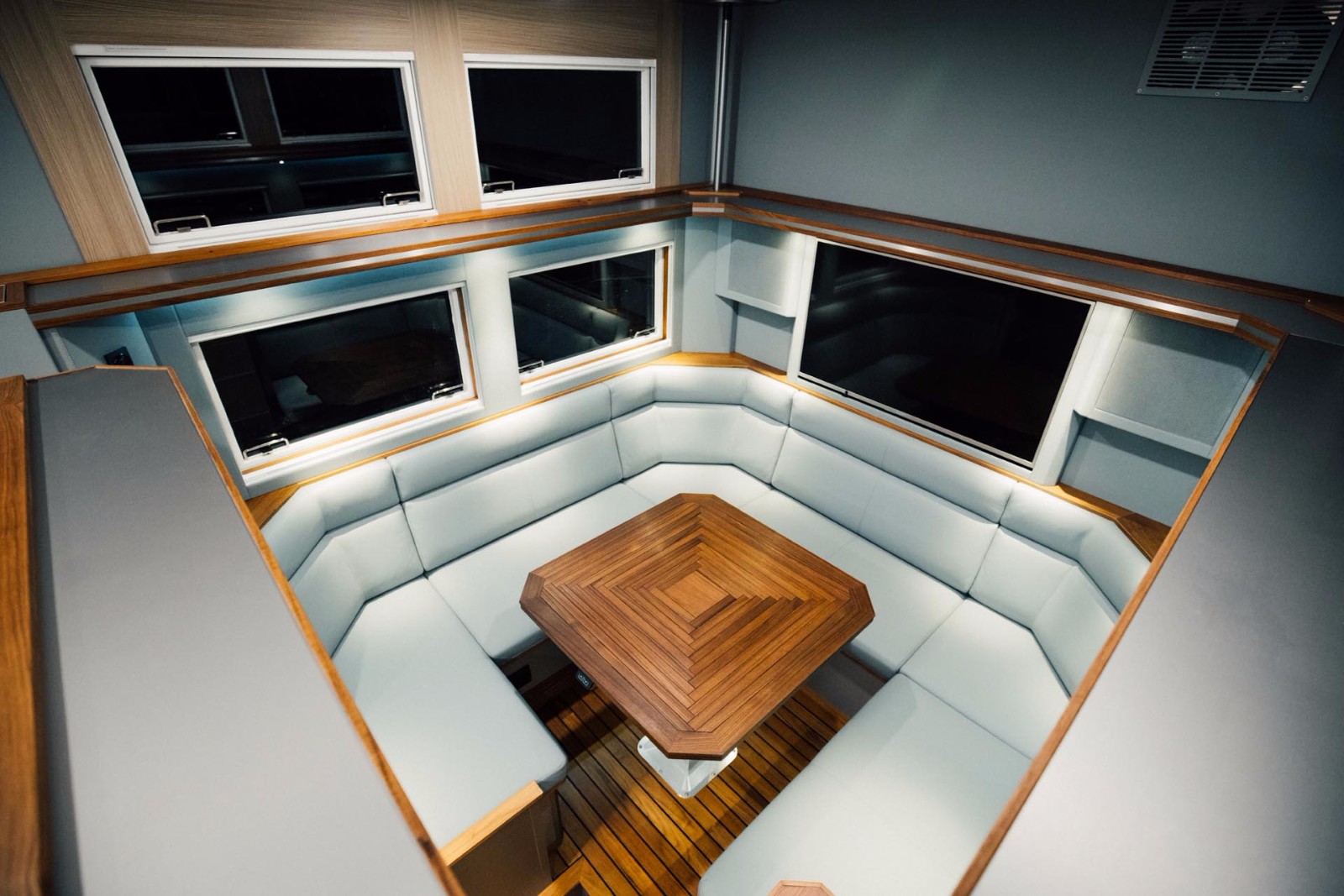 锐野阿莫迪罗 2019款锐野阿莫迪罗奔驰arocs8x8征服者越野房车生活区