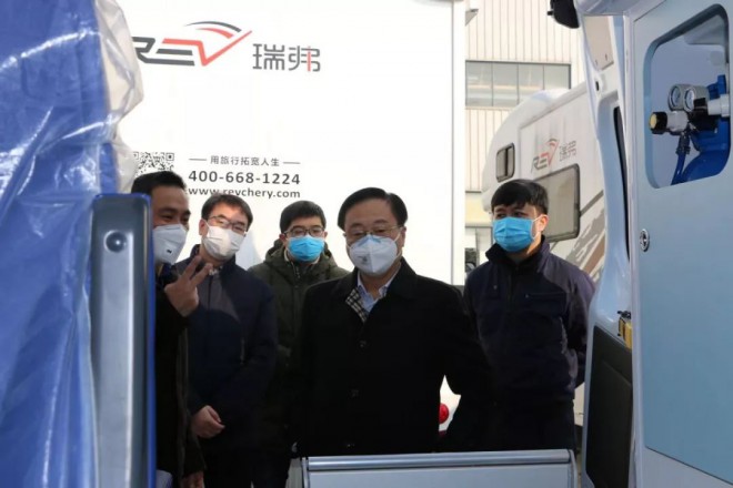 芜湖市市委常委、常务副市长曹哨兵等领导深入瑞弗生产一线视察救护车生产情况