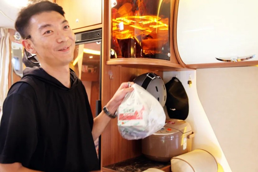 亚特房车八年|来自辽宁朝阳群众的两面锦旗