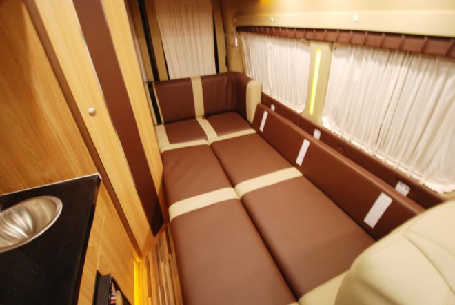 新星房车通途系列B600L-加长轴 41.8万元 14-尾部L型沙发卡座拼接床