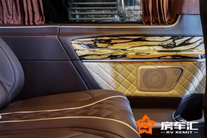实拍奔驰商务车V260L新款七座，明星保姆/企业接待首选！14.jpg
