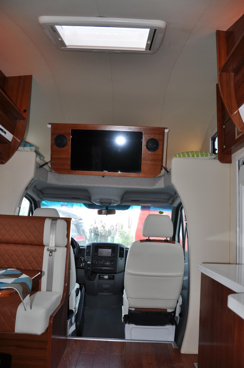 直降50万!独家团购108万即可抢购158万春田奔驰斯宾特524顶配房车 DSC_0293