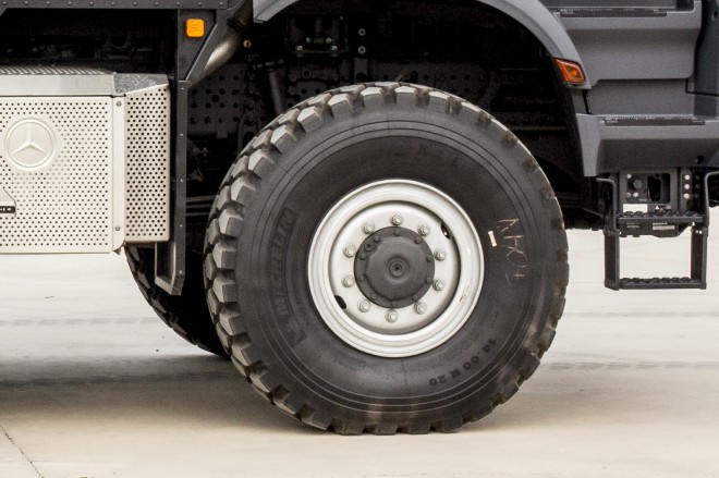 诺马迪森穿越者B洛阳德野高端越野房车德国奔驰4X4轮胎