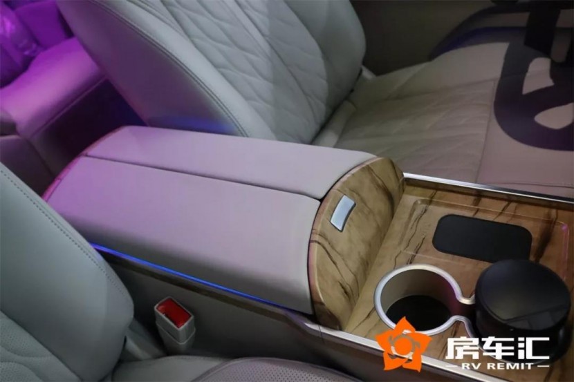 雅典娜版别克GL8商务车，改装后30来万气场翻倍！8.jpg