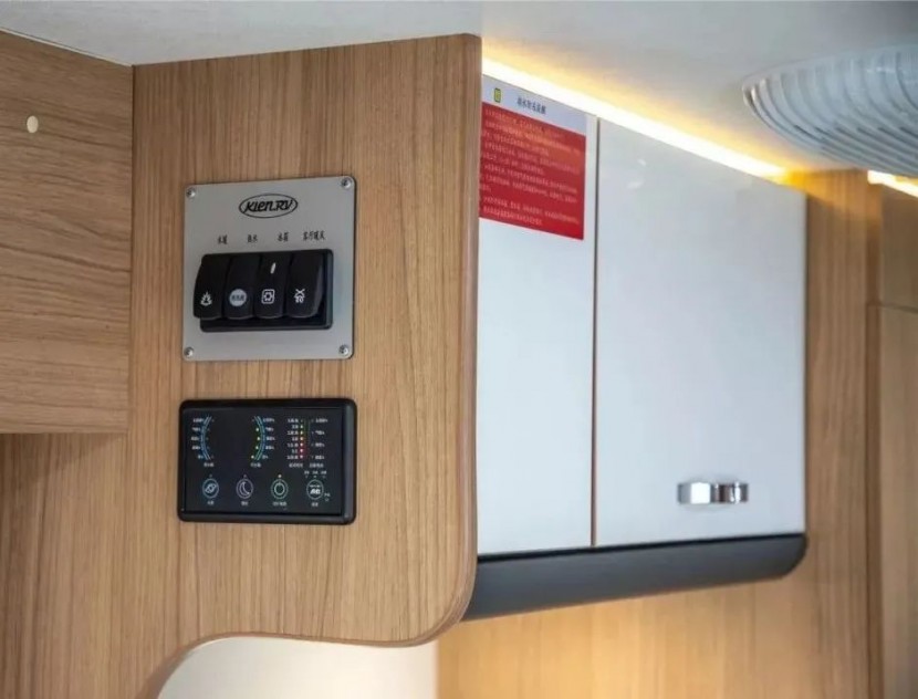 宇通依维柯欧胜C533豪华版无拓小顶房车