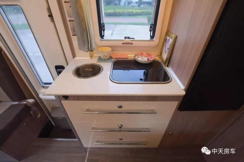 集成化水路电路，电动升降床，240L水箱，中天新季风T型畅游版正式亮相这款房车值得拥有1e1d4a5b618646c5a349b2e4225a35e2