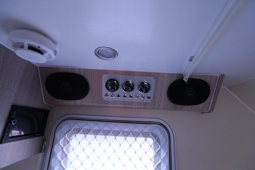 实用主义——飞神9011拖挂式房车（详拍） WLH_6838