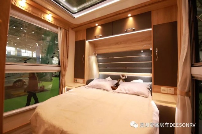 帝盛房车经典系列-8米景观款营地房车aca2a27fa67244d6aed7bd4bc68fccf3