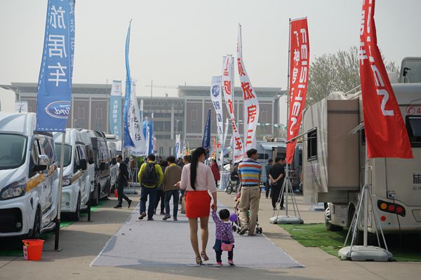 今天省体育中心迎来了首场房车盛会-郑州3.31房车展值得去看20180401111124_6018