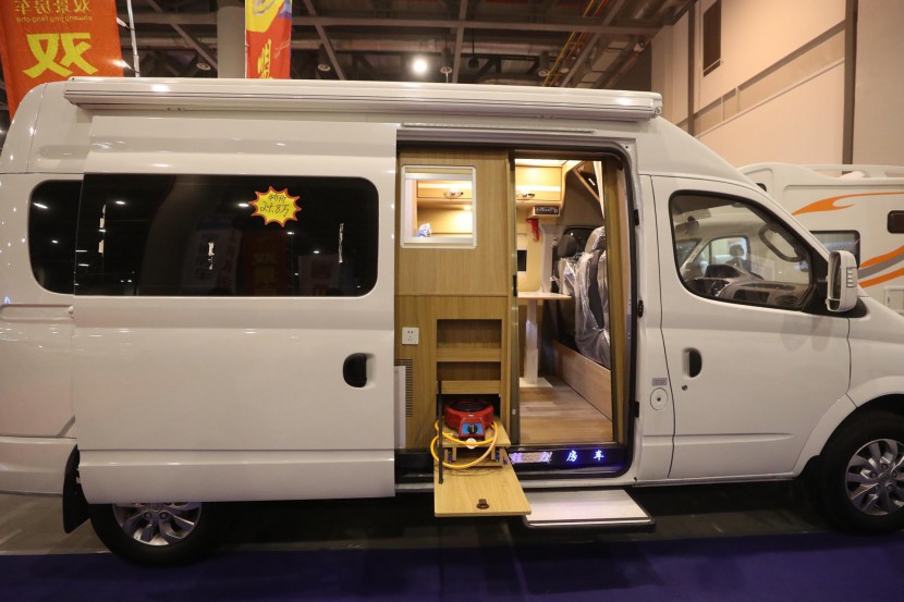 双景房车（国六）大通B型长轴高顶房车 25.8万元 WLH_4867