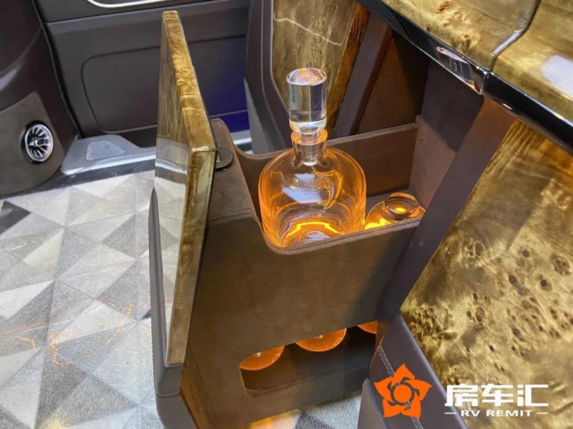 2020款圣母峰巅峰版，黑金四座，镀金立标，语音智能交互，太牛了！17.jpg