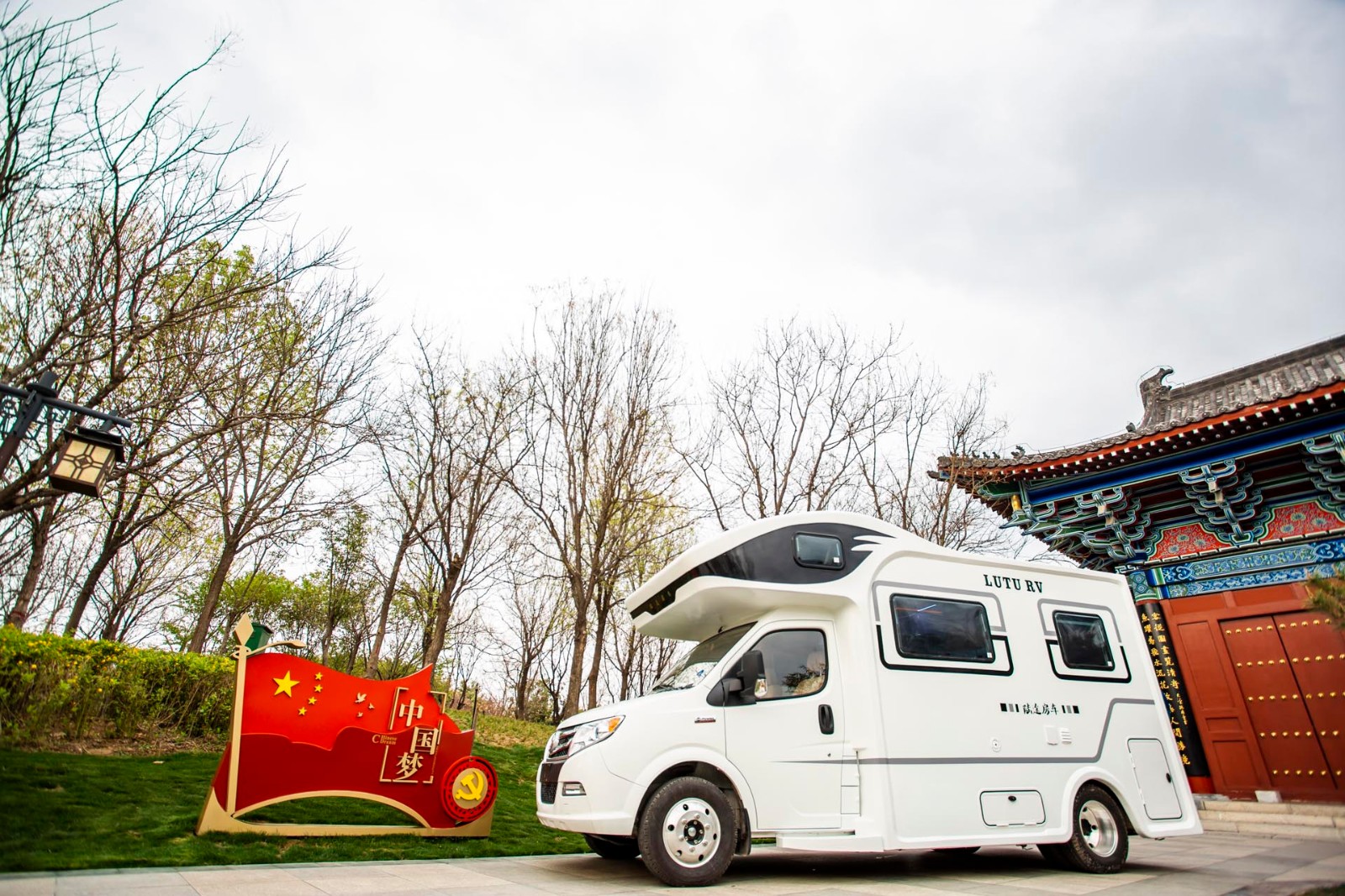 陆途东风 2020款陆途C型房车 纵床款车身外观