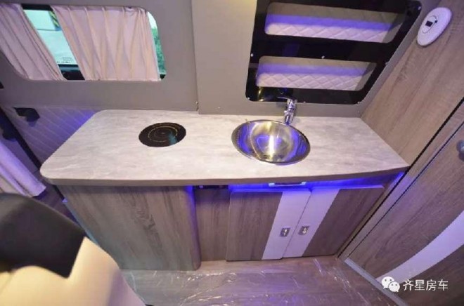 齐星福特新全顺B型升顶房车邀您参加9月2日郑州房车展，海角天涯，共享繁华！f68893a50b004cf695598dc33373c52e