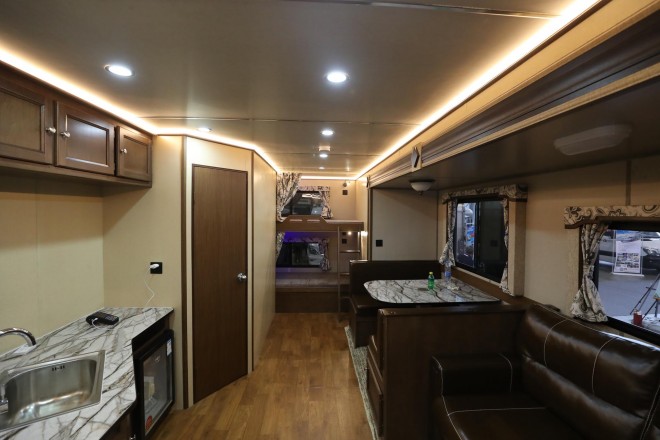 新星房车 美式单拓展露营地拖挂房车 24.8万元 WLH_5908