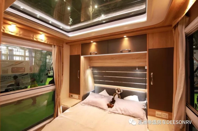 帝盛房车经典系列-8米景观款营地房车40b961838c8f46fcb701beee42c3a540