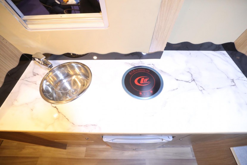 双景房车（国六）大通B型长轴高顶房车 25.8万元 WLH_4877