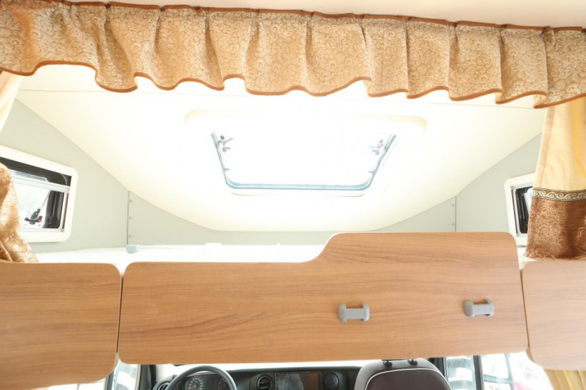 大空间高性价比，华居依维柯自动挡双拓展C型房车d4cbbaa3359a4be2b7e085672ca2b955